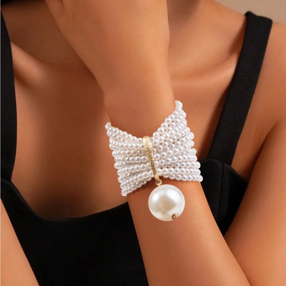 Chic White Pearl Bracelet with Gold Accent